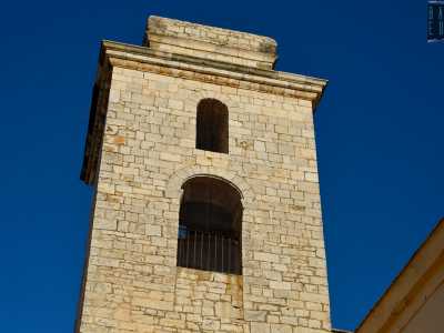 La parte pi� alta presenta invece due monofore di dimensioni diverse e una cupola a cipolla di et� tardobarocca